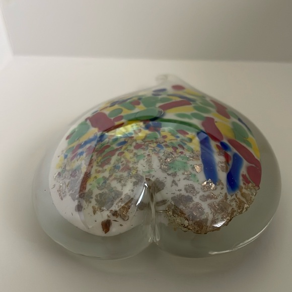 Colorful heart glass paperweight - Picture 3 of 4